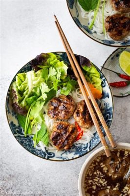  Bún Chả: A Symphony of Aromatic Grilled Pork and Refreshing Rice Noodles!