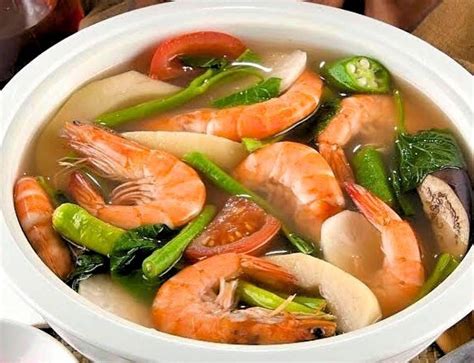  Sinigang na Hipon! Makea ja hapan kalakeitto herkistelee makuhermoja vahvalla tamarindilla ja tuoreella chilillä.