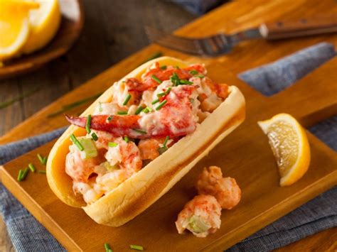  Maine Lobster Roll - Yksi Kreatuurinen Herkku, Joka yhdistää Savustetun Makun ja Tuoreen Merellisyyden!