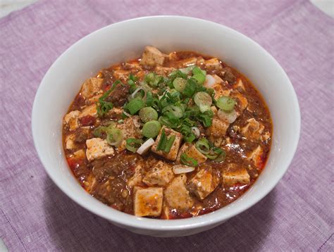  Shenzhenin Mapo Tofu: Kuuma ja Mausteinen Chili-Seos Herättää Aistinvaraisen Hurmoksen!